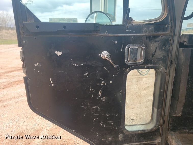 image for item NZ9763 2009 Peterbilt  320 refuse truck