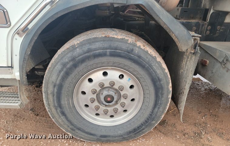 image for item NZ9763 2009 Peterbilt  320 refuse truck