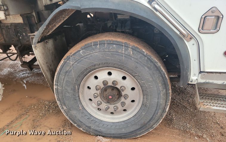 image for item NZ9763 2009 Peterbilt  320 refuse truck