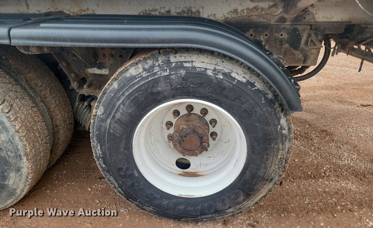 image for item NZ9763 2009 Peterbilt  320 refuse truck