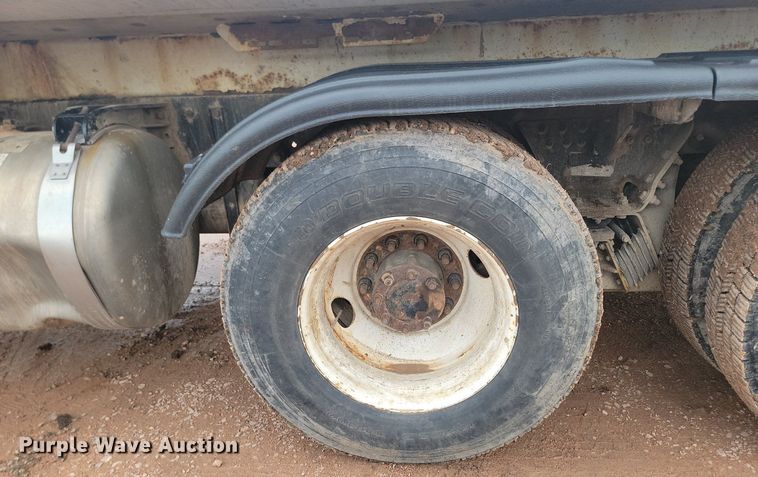 image for item NZ9763 2009 Peterbilt  320 refuse truck