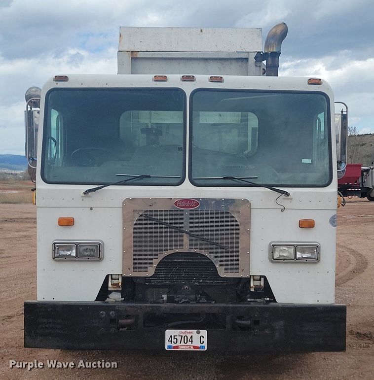 image for item NZ9764 2009 Peterbilt  320 refuse truck