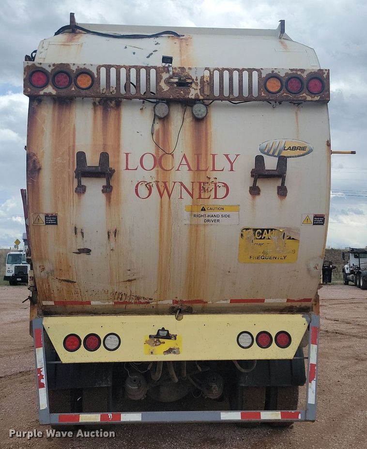 image for item NZ9764 2009 Peterbilt  320 refuse truck