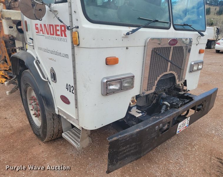 image for item NZ9764 2009 Peterbilt  320 refuse truck