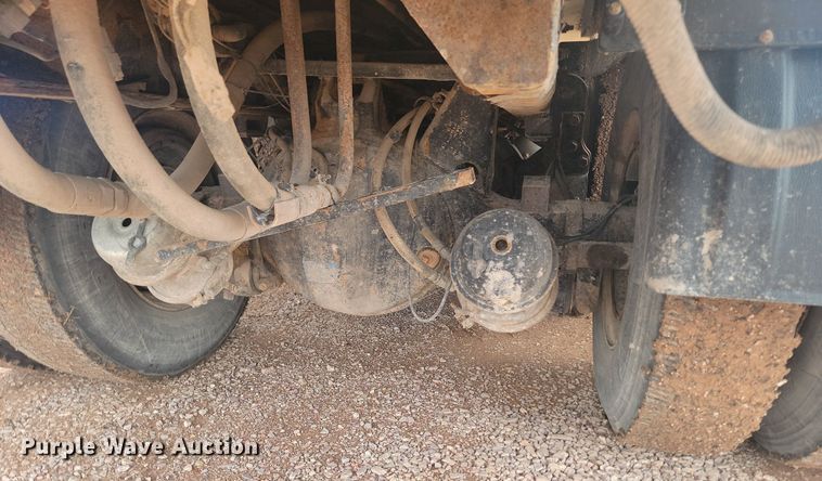 image for item NZ9764 2009 Peterbilt  320 refuse truck