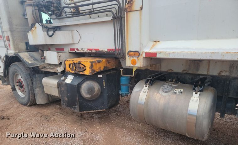 image for item NZ9764 2009 Peterbilt  320 refuse truck