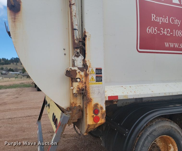 image for item NZ9764 2009 Peterbilt  320 refuse truck