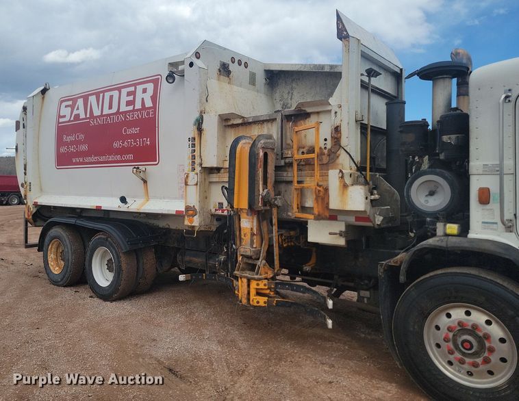 image for item NZ9764 2009 Peterbilt  320 refuse truck