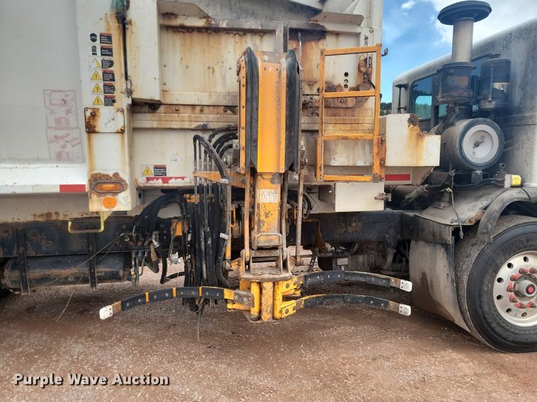 image for item NZ9764 2009 Peterbilt  320 refuse truck