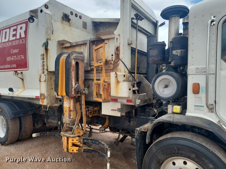 image for item NZ9764 2009 Peterbilt  320 refuse truck