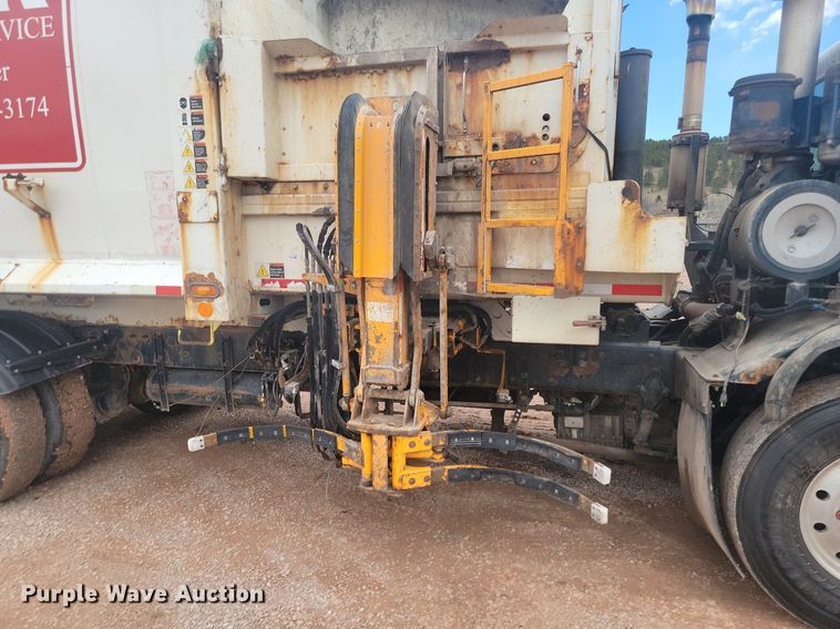 image for item NZ9764 2009 Peterbilt  320 refuse truck