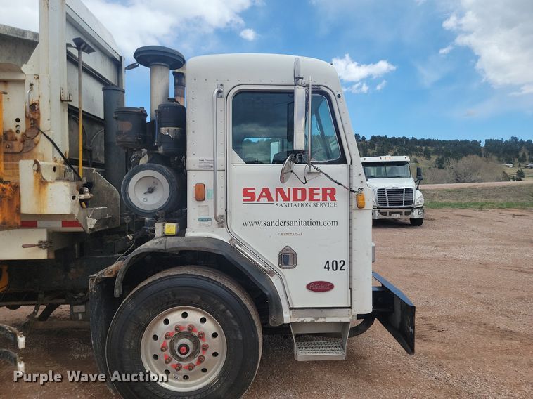 image for item NZ9764 2009 Peterbilt  320 refuse truck