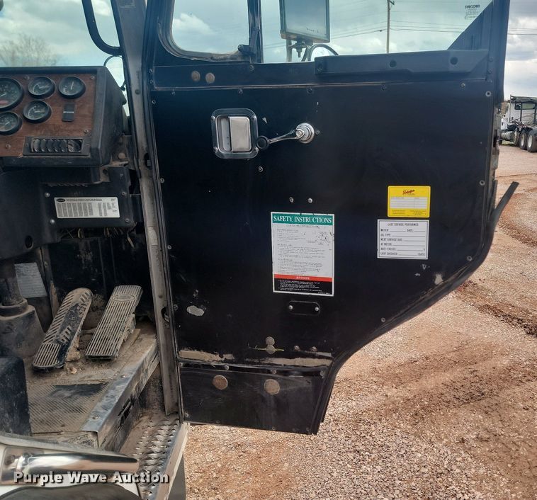 image for item NZ9764 2009 Peterbilt  320 refuse truck