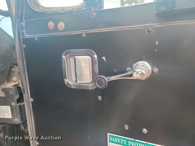 image for item NZ9764 2009 Peterbilt  320 refuse truck