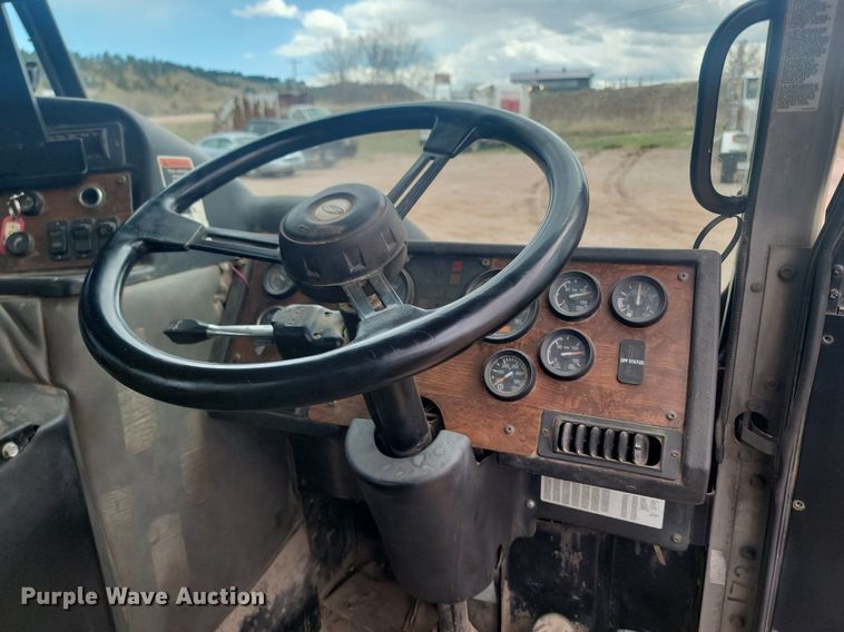 image for item NZ9764 2009 Peterbilt  320 refuse truck