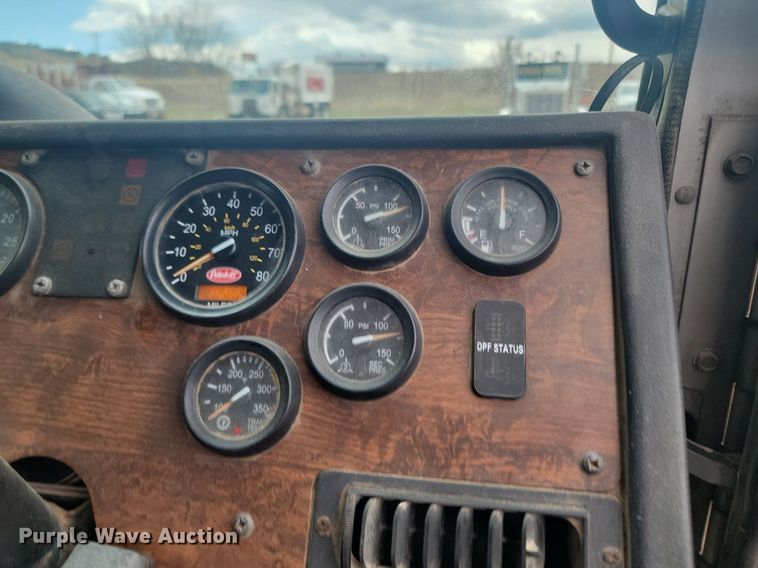 image for item NZ9764 2009 Peterbilt  320 refuse truck