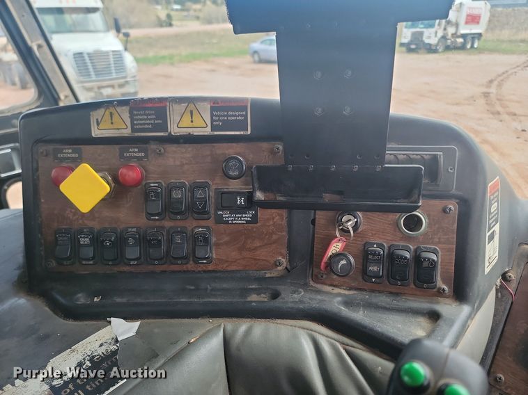 image for item NZ9764 2009 Peterbilt  320 refuse truck