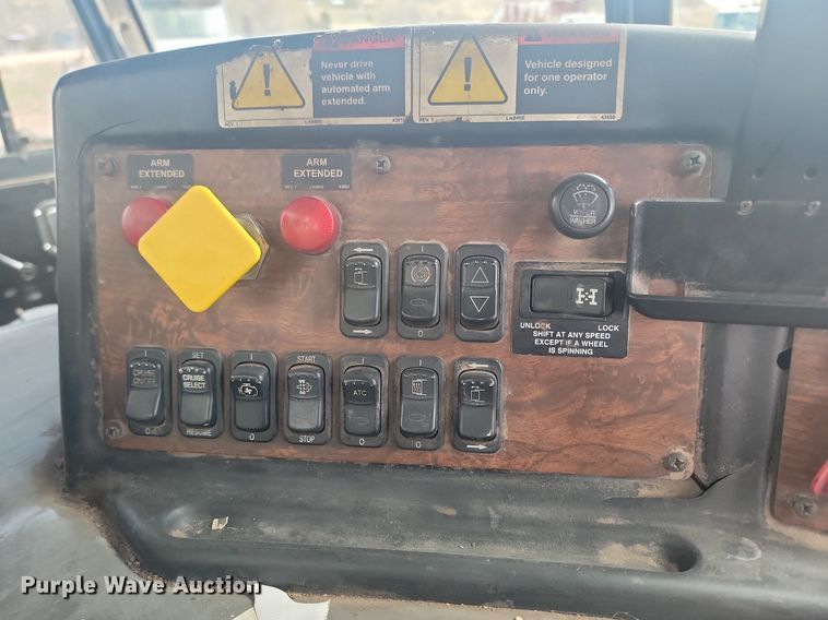 image for item NZ9764 2009 Peterbilt  320 refuse truck