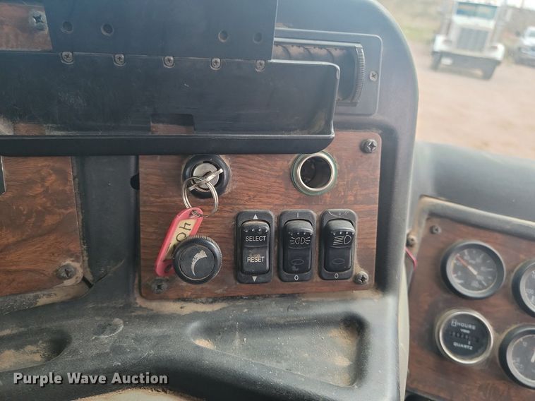 image for item NZ9764 2009 Peterbilt  320 refuse truck