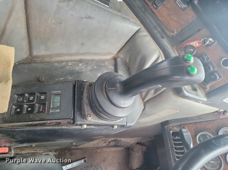 image for item NZ9764 2009 Peterbilt  320 refuse truck