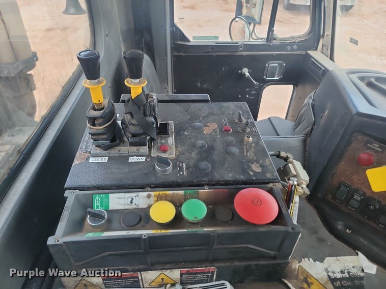 image for item NZ9764 2009 Peterbilt  320 refuse truck