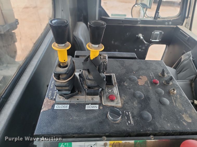 image for item NZ9764 2009 Peterbilt  320 refuse truck