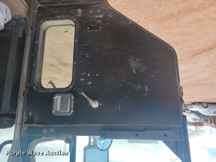 image for item NZ9764 2009 Peterbilt  320 refuse truck