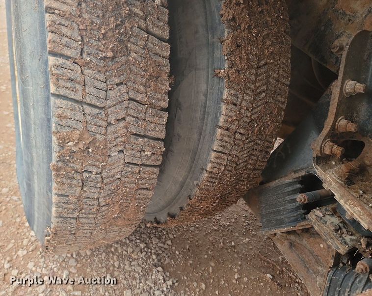 image for item NZ9764 2009 Peterbilt  320 refuse truck