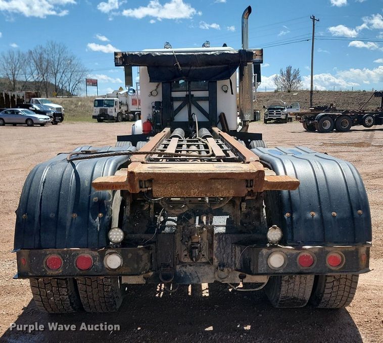 image for item NZ9765 1999 Freightliner  FL112 roll-off container truck