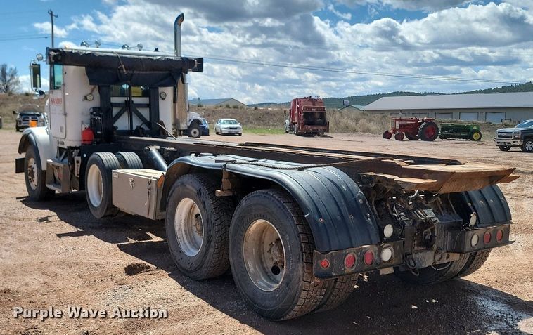 image for item NZ9765 1999 Freightliner  FL112 roll-off container truck