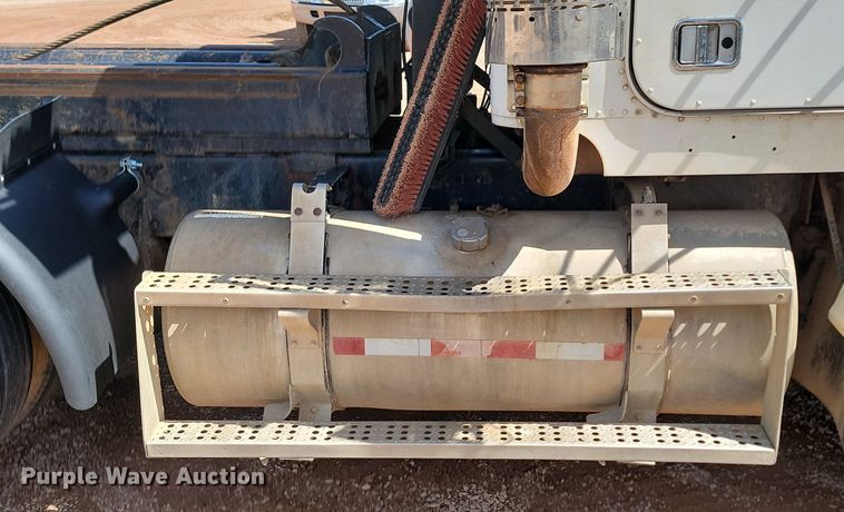 image for item NZ9765 1999 Freightliner  FL112 roll-off container truck