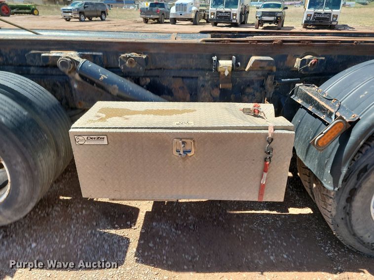 image for item NZ9765 1999 Freightliner  FL112 roll-off container truck