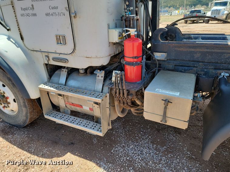 image for item NZ9765 1999 Freightliner  FL112 roll-off container truck