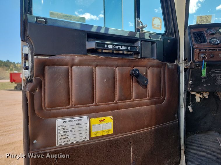 image for item NZ9765 1999 Freightliner  FL112 roll-off container truck