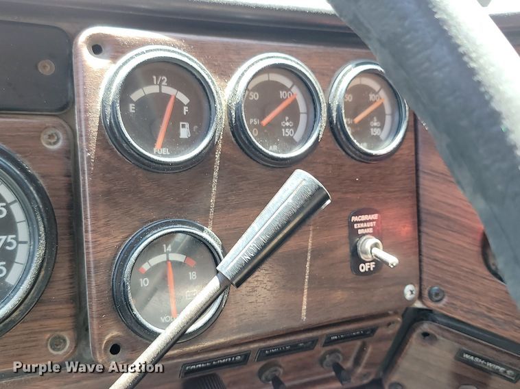 image for item NZ9765 1999 Freightliner  FL112 roll-off container truck