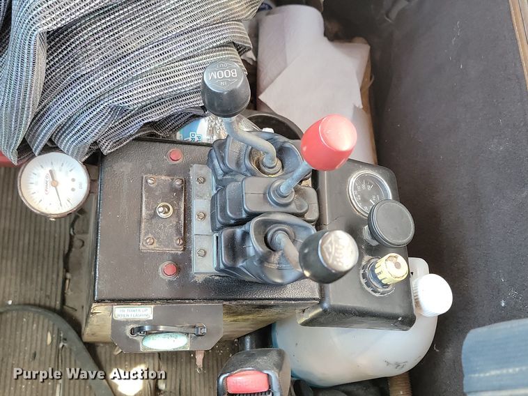 image for item NZ9765 1999 Freightliner  FL112 roll-off container truck