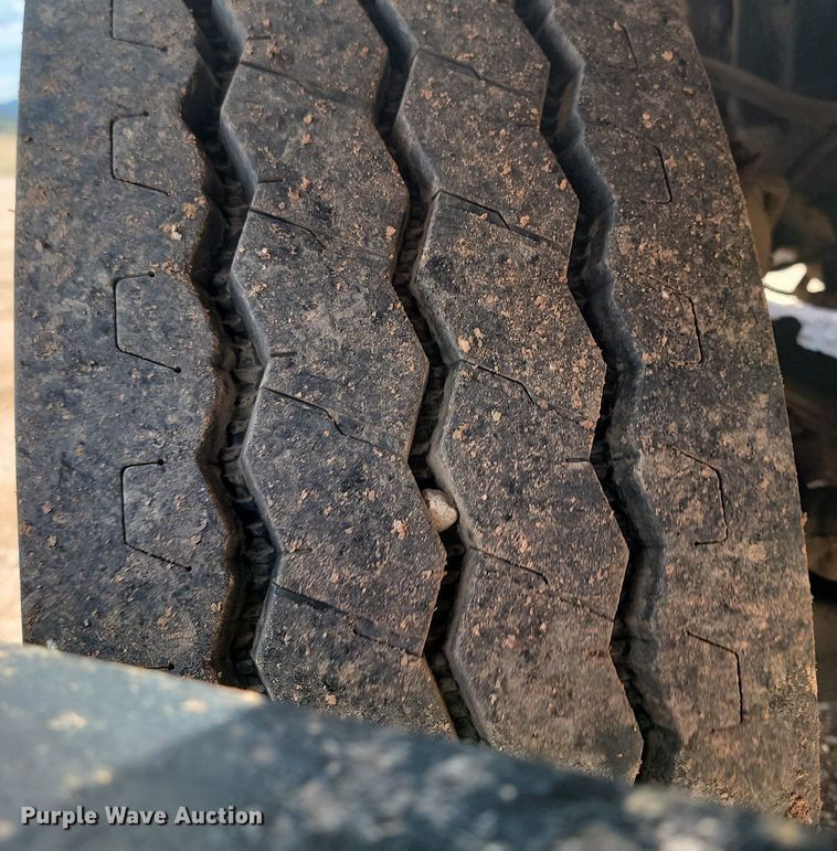 image for item NZ9765 1999 Freightliner  FL112 roll-off container truck