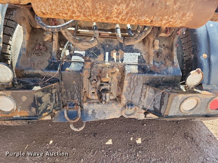 image for item NZ9765 1999 Freightliner  FL112 roll-off container truck