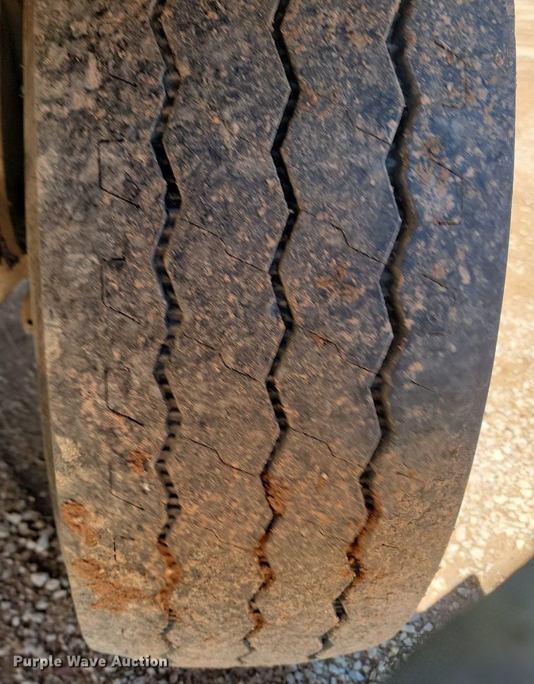 image for item NZ9765 1999 Freightliner  FL112 roll-off container truck