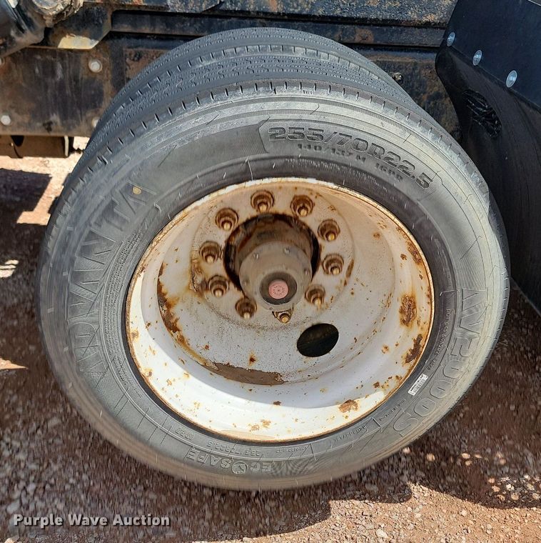 image for item NZ9765 1999 Freightliner  FL112 roll-off container truck