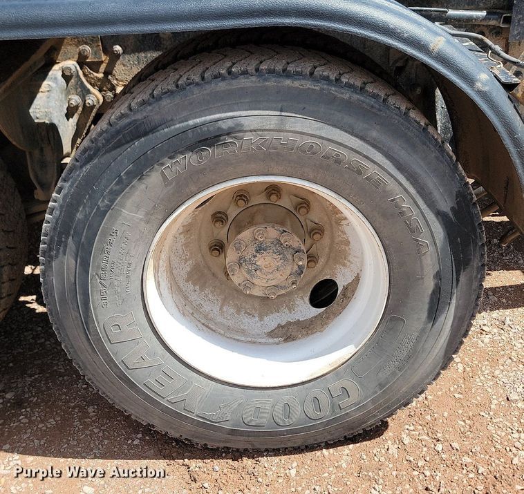 image for item NZ9765 1999 Freightliner  FL112 roll-off container truck