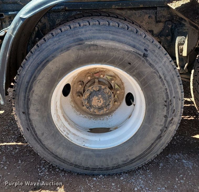 image for item NZ9765 1999 Freightliner  FL112 roll-off container truck