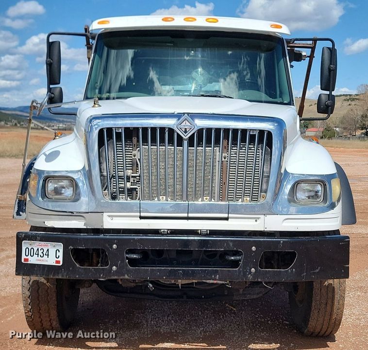 image for item NZ9766 2005 International  7600 6x4 roll-off container truck