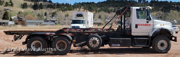 image for item NZ9766 2005 International  7600 6x4 roll-off container truck