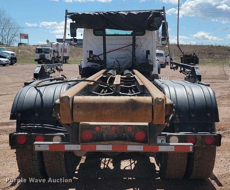 image for item NZ9766 2005 International  7600 6x4 roll-off container truck