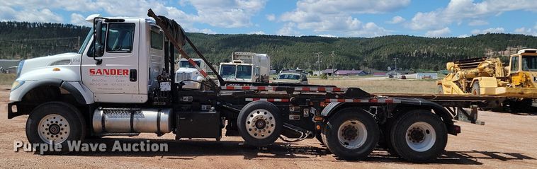 image for item NZ9766 2005 International  7600 6x4 roll-off container truck