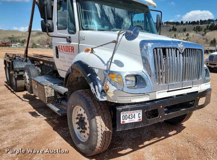 image for item NZ9766 2005 International  7600 6x4 roll-off container truck