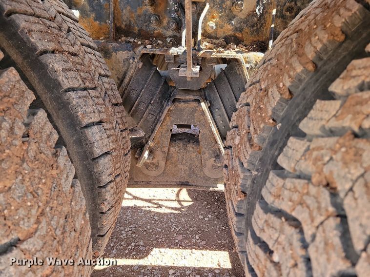 image for item NZ9766 2005 International  7600 6x4 roll-off container truck