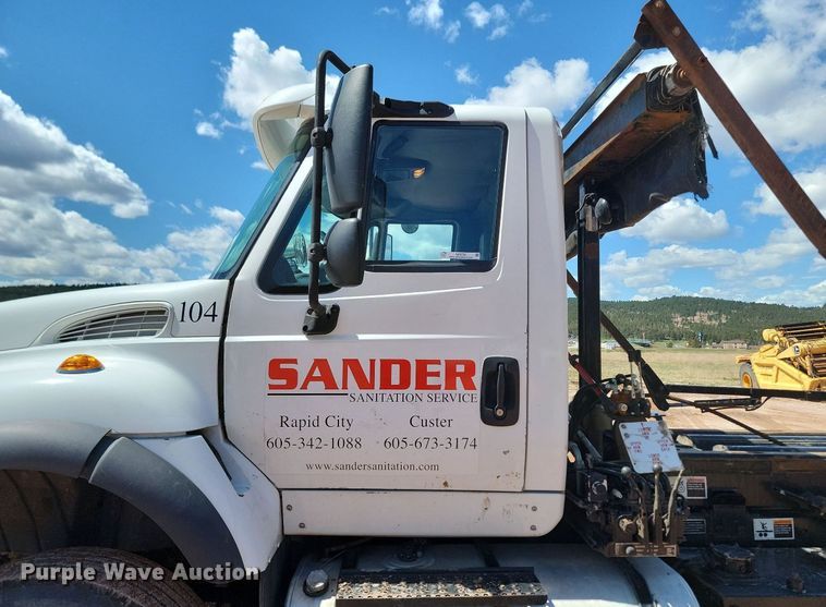 image for item NZ9766 2005 International  7600 6x4 roll-off container truck