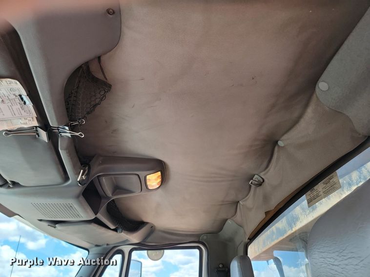 image for item NZ9766 2005 International  7600 6x4 roll-off container truck